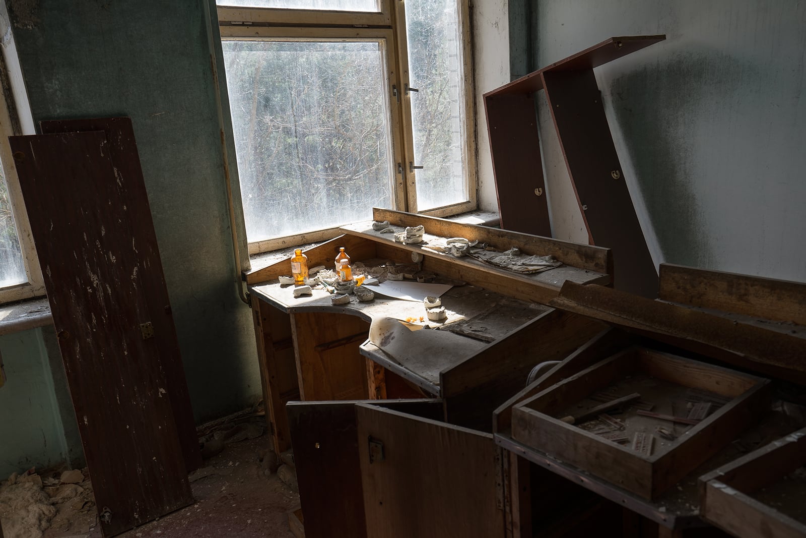 article image; primary-color: #423B35;