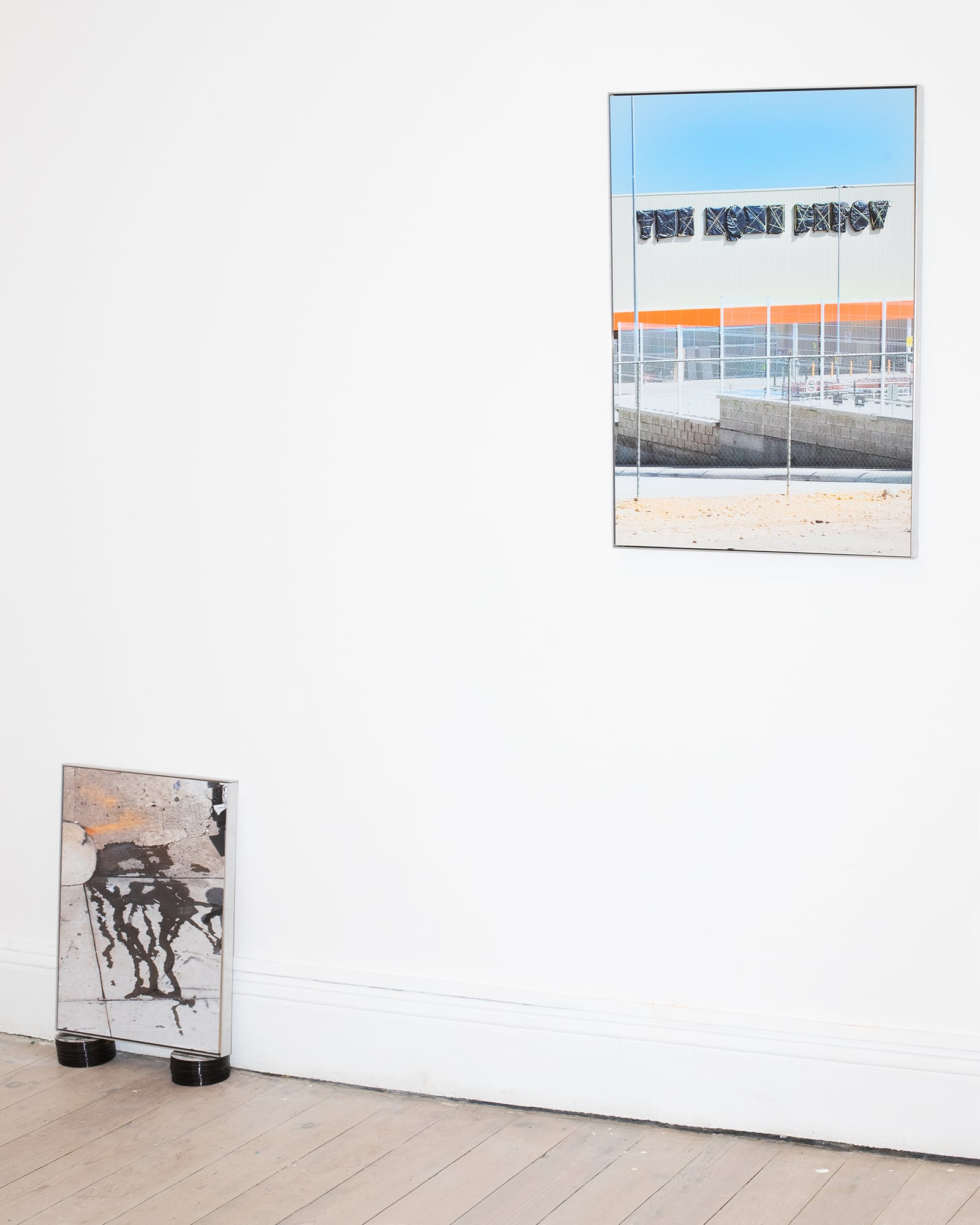 article image; primary-color: #E5E5E5;