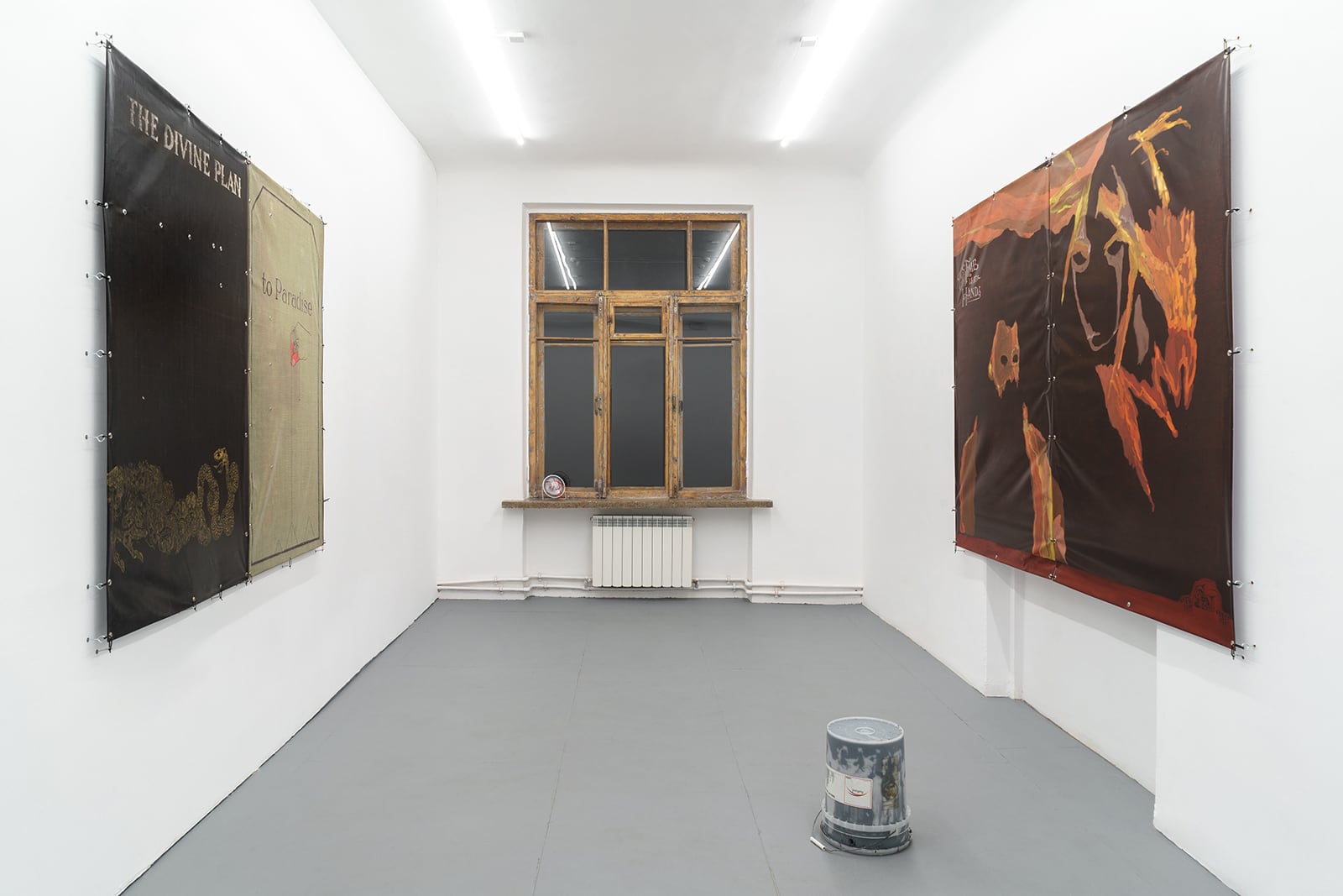 article image; primary-color: #B5B1AE;