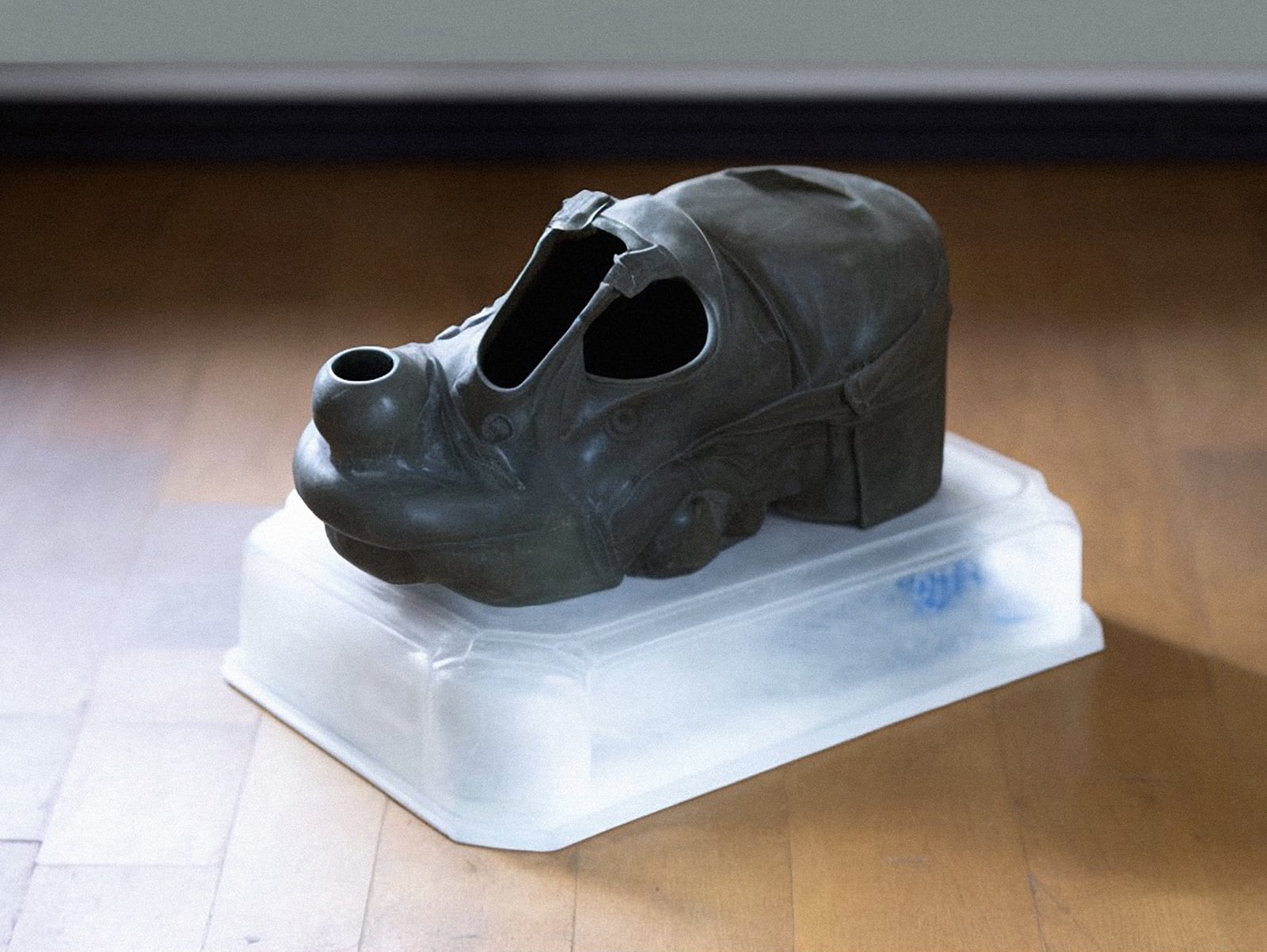 article image; primary-color: #807973;