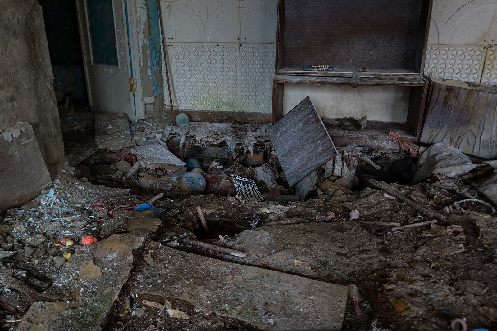 article image; primary-color: #403C39;