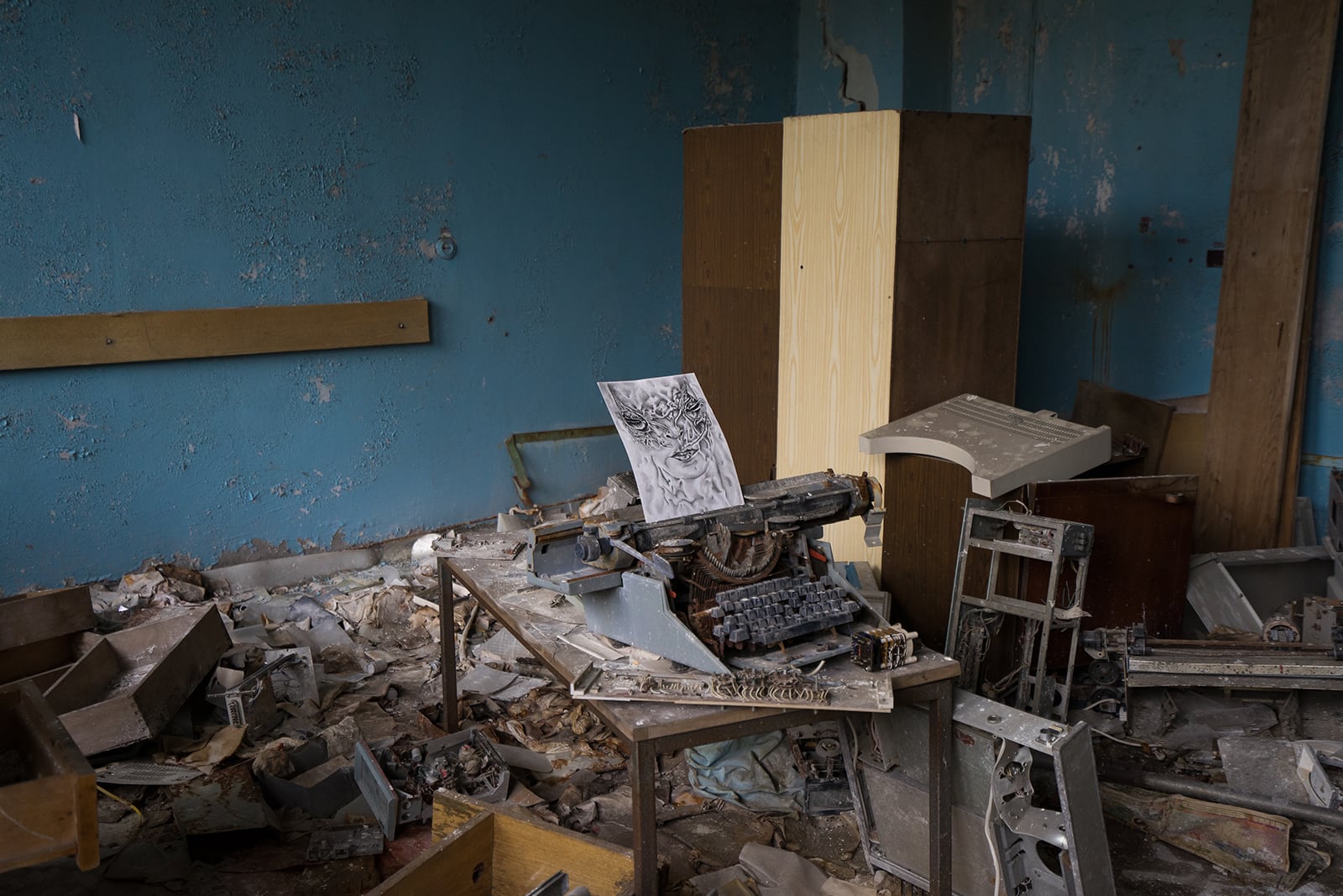 article image; primary-color: #3E4241;