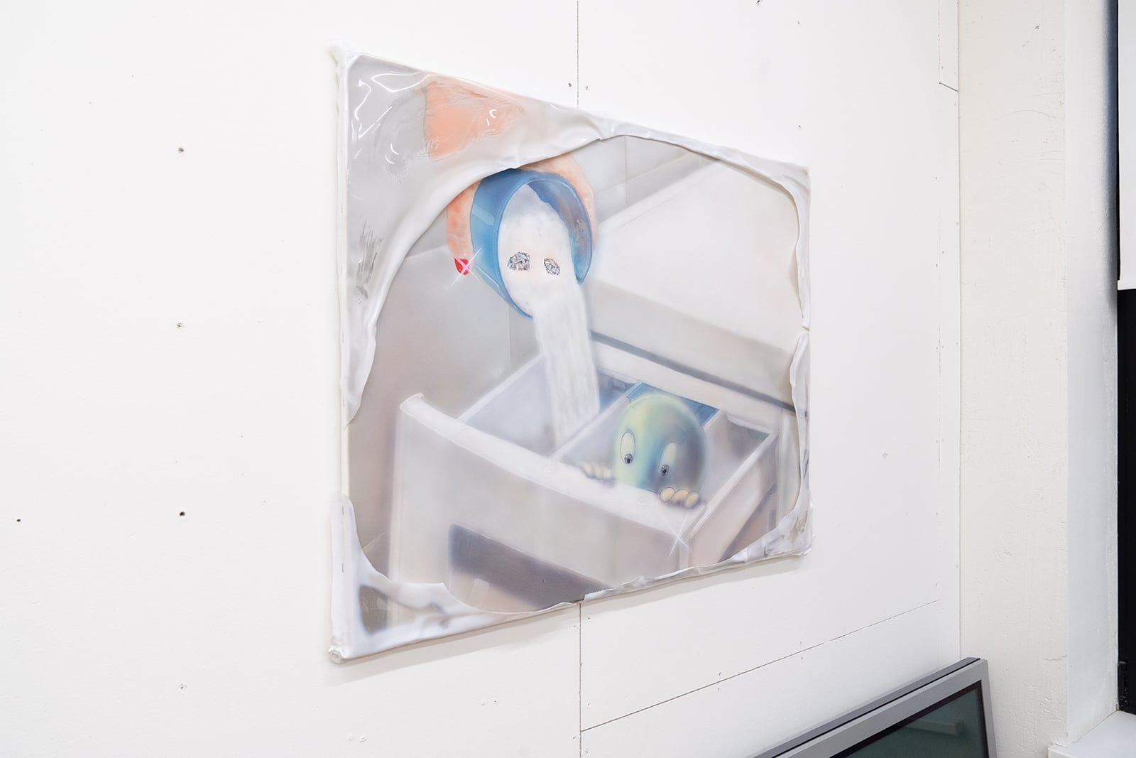 article image; primary-color: #DCD8D9;