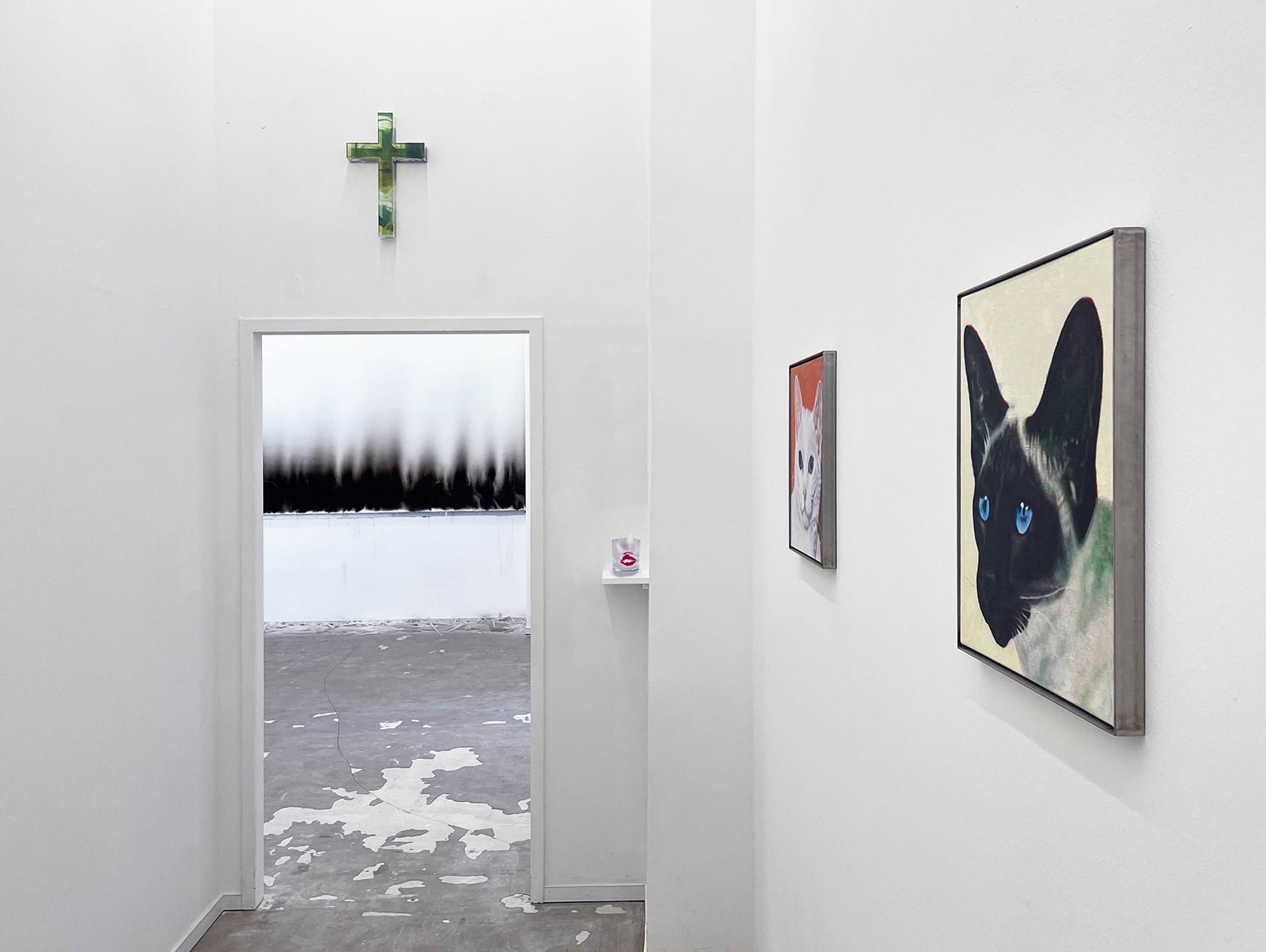 article image; primary-color: #C8C8C8;