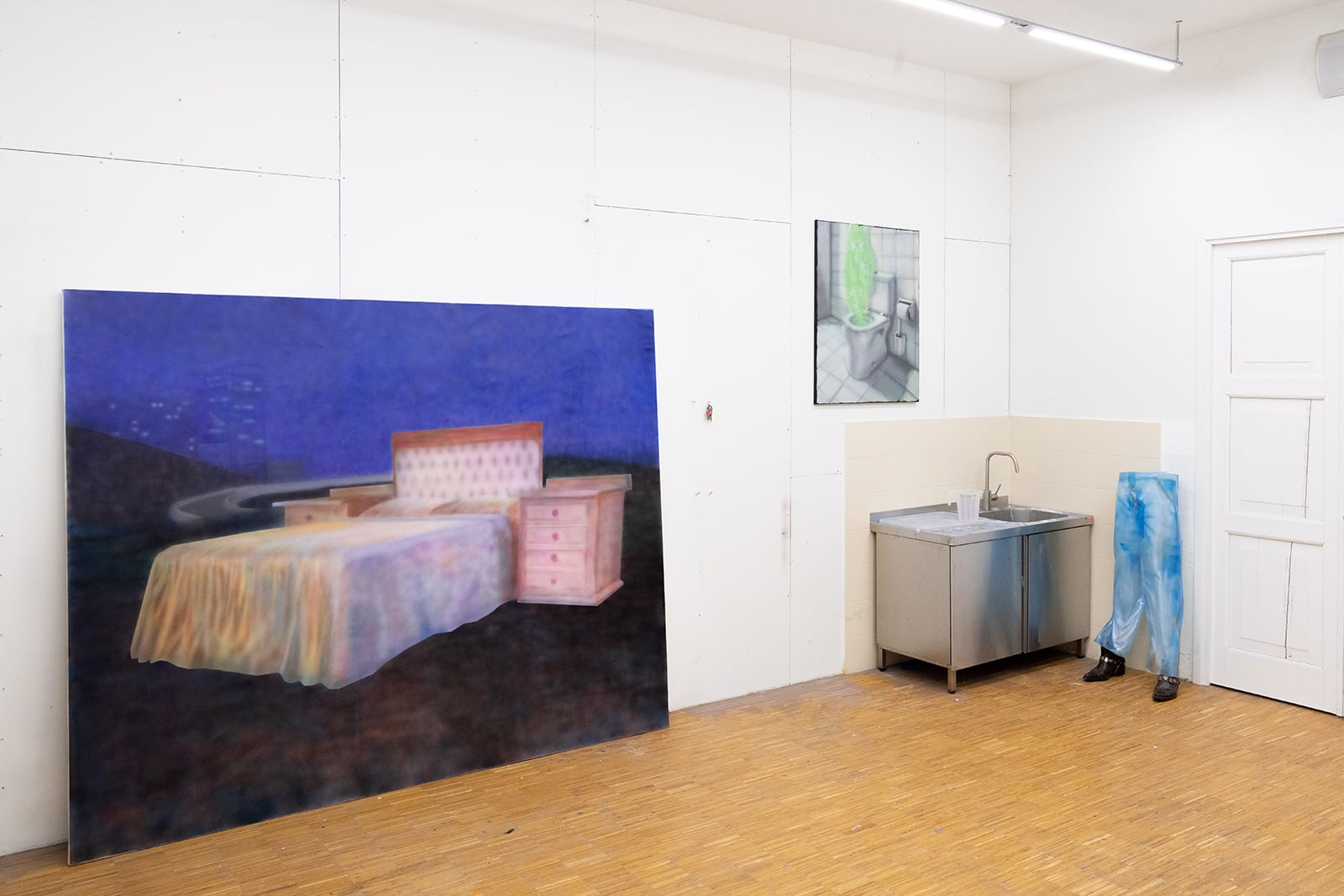 article image; primary-color: #B9B0AB;