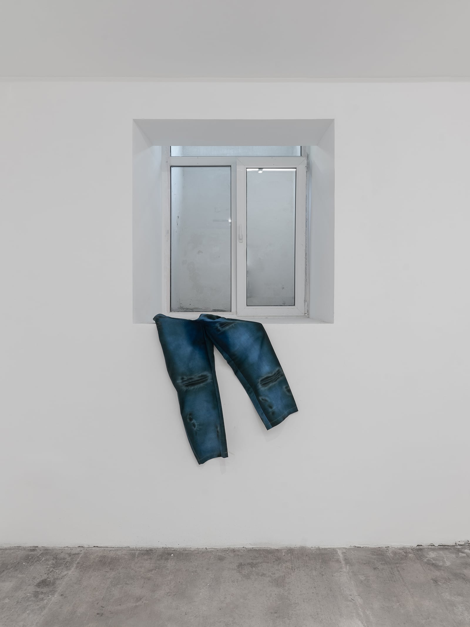 article image; primary-color: #B2B2B2;