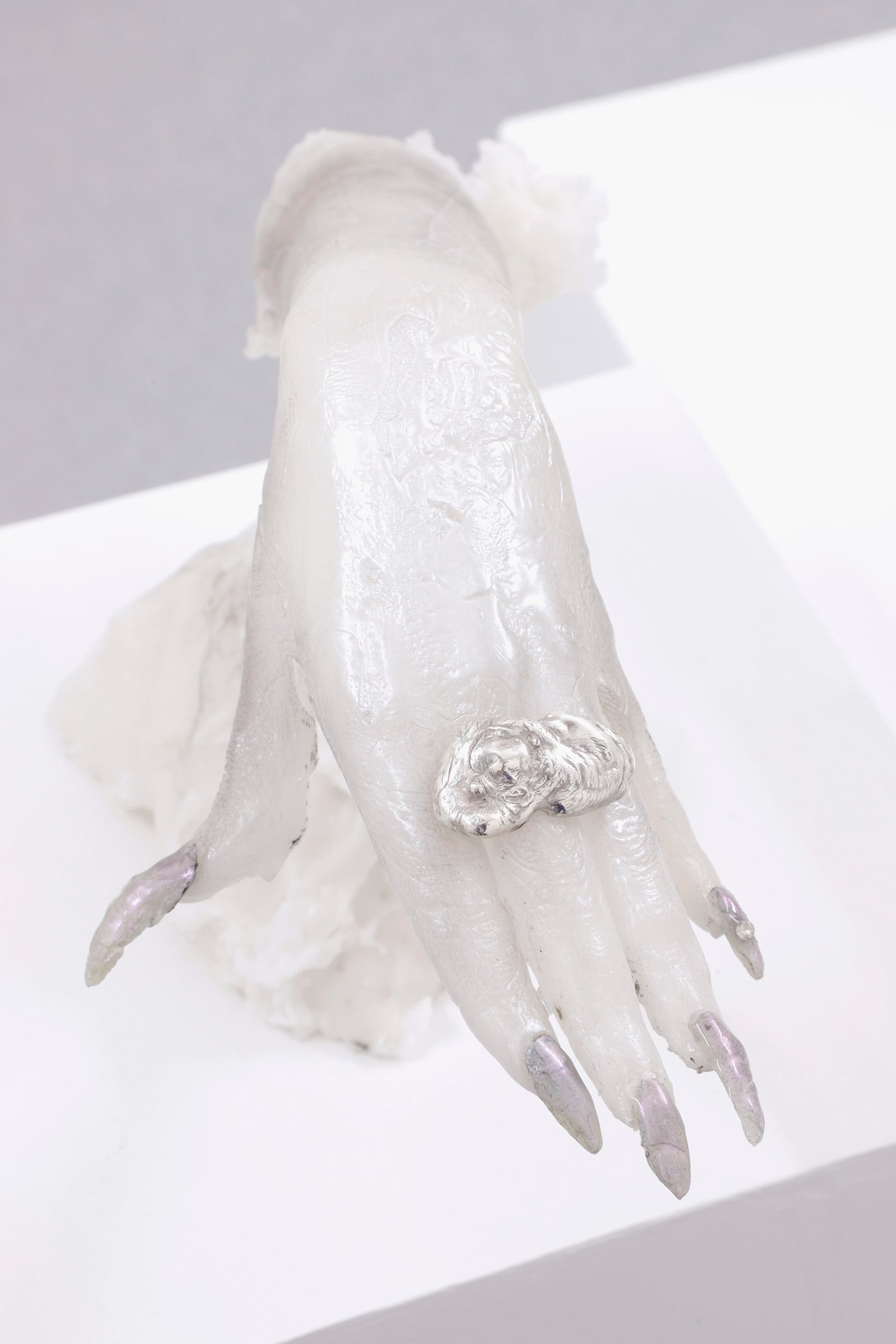 article image; primary-color: #E1DCE2;