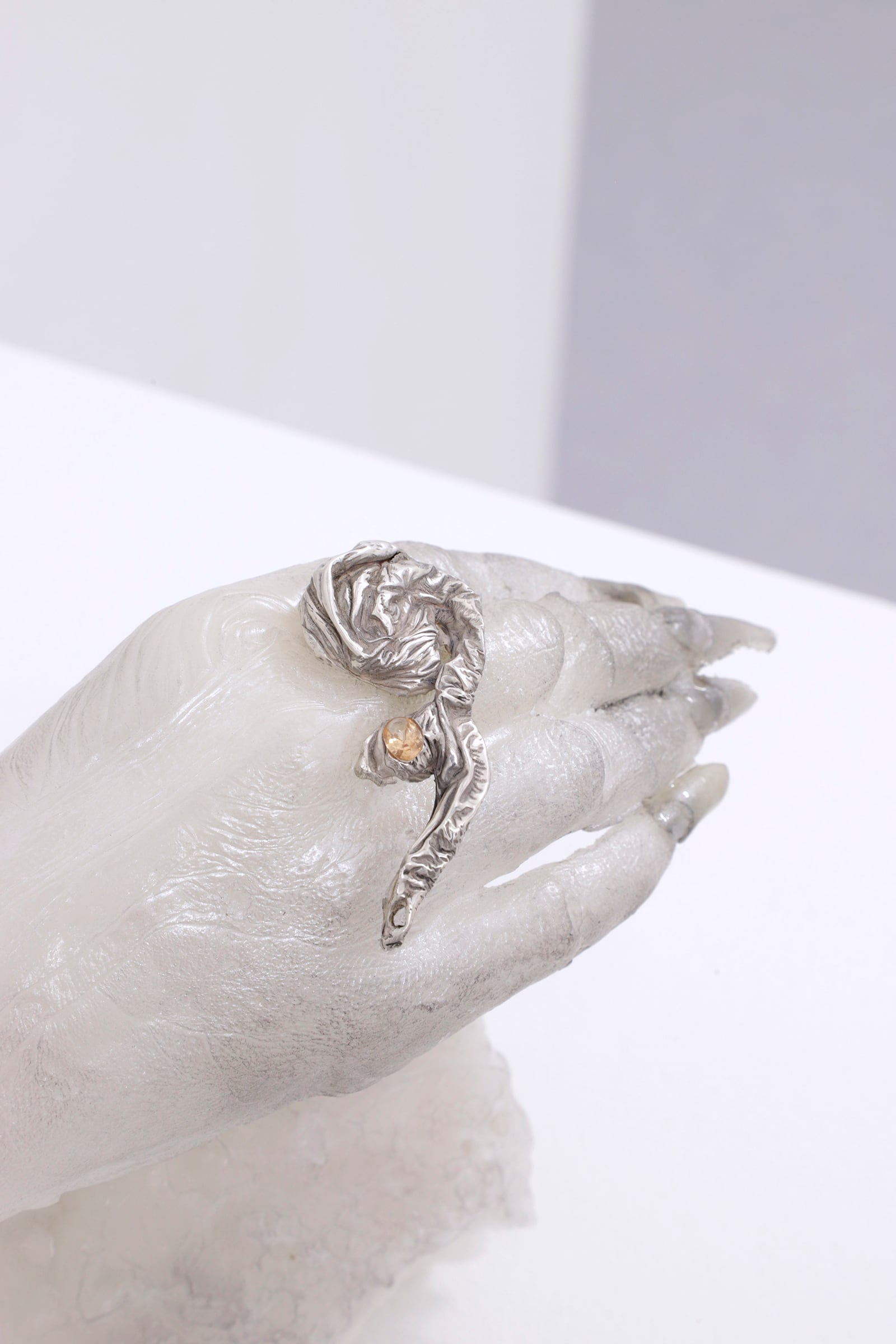 article image; primary-color: #D7D2D8;