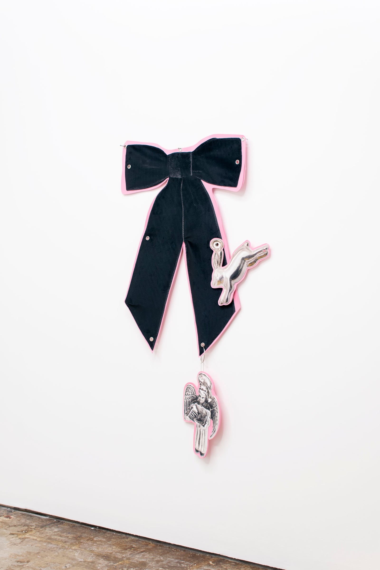 article image; primary-color: #E3DFE0;